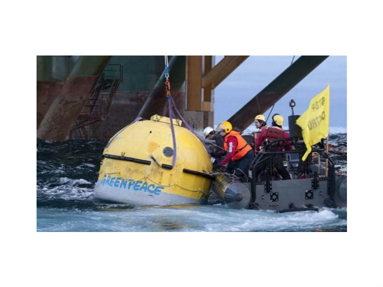 Arctic drama as Greenpeace pod halts drilling rig