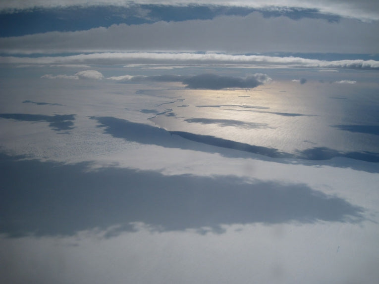 Huge Antarctic rift provides clues on ice loss